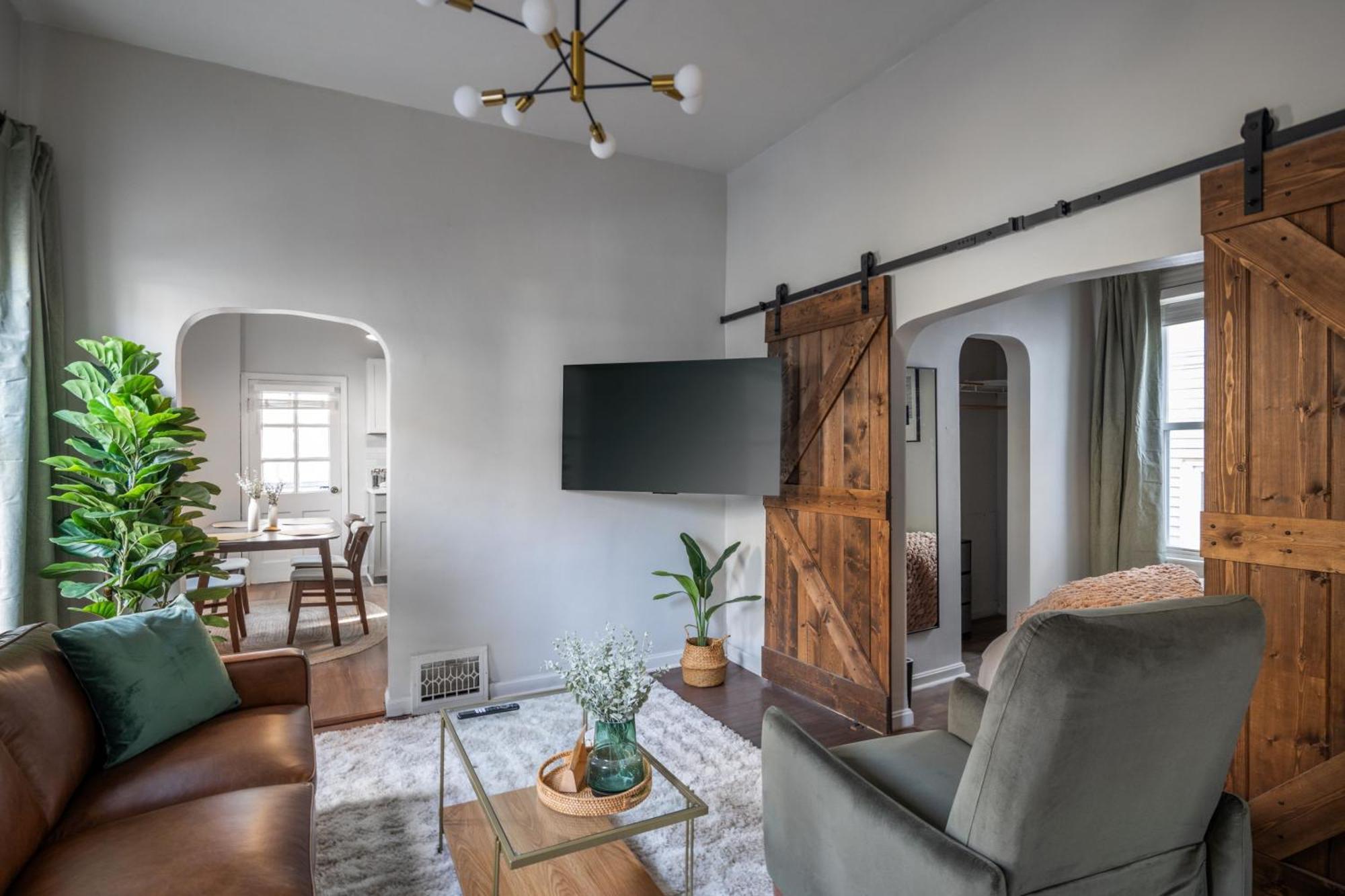 דירות קליבלנד Mid-Century Modern Retreat In Little Italy מראה חיצוני תמונה